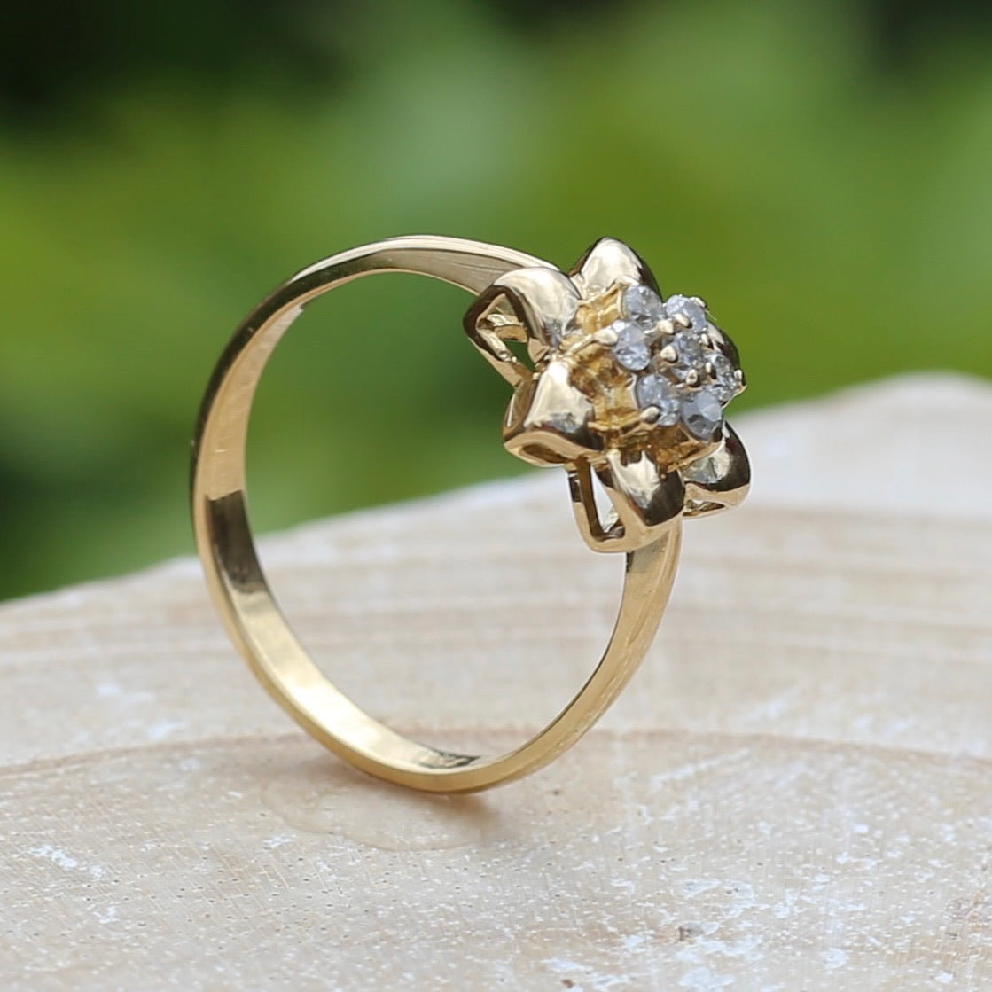 18ct Gold Flower with Diamond Stamens, 18ct Yellow Gold, size O or just over 7