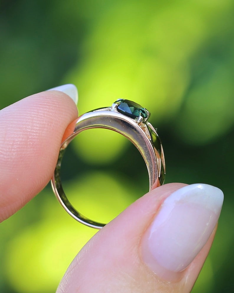 1ct Natural Teal Australian Sapphire in Hand Carved 14ct Rosey Gold Ring, size M or 6.25, 3.14g