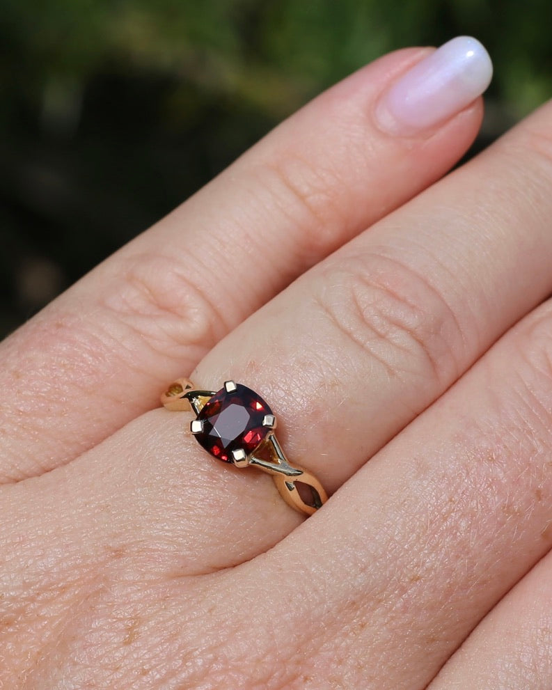 1.35ct Cushion Cut Deep Red Natural Spinel, 18ct Yellow Gold, size M1/2 or just under 6.5, 3.75g