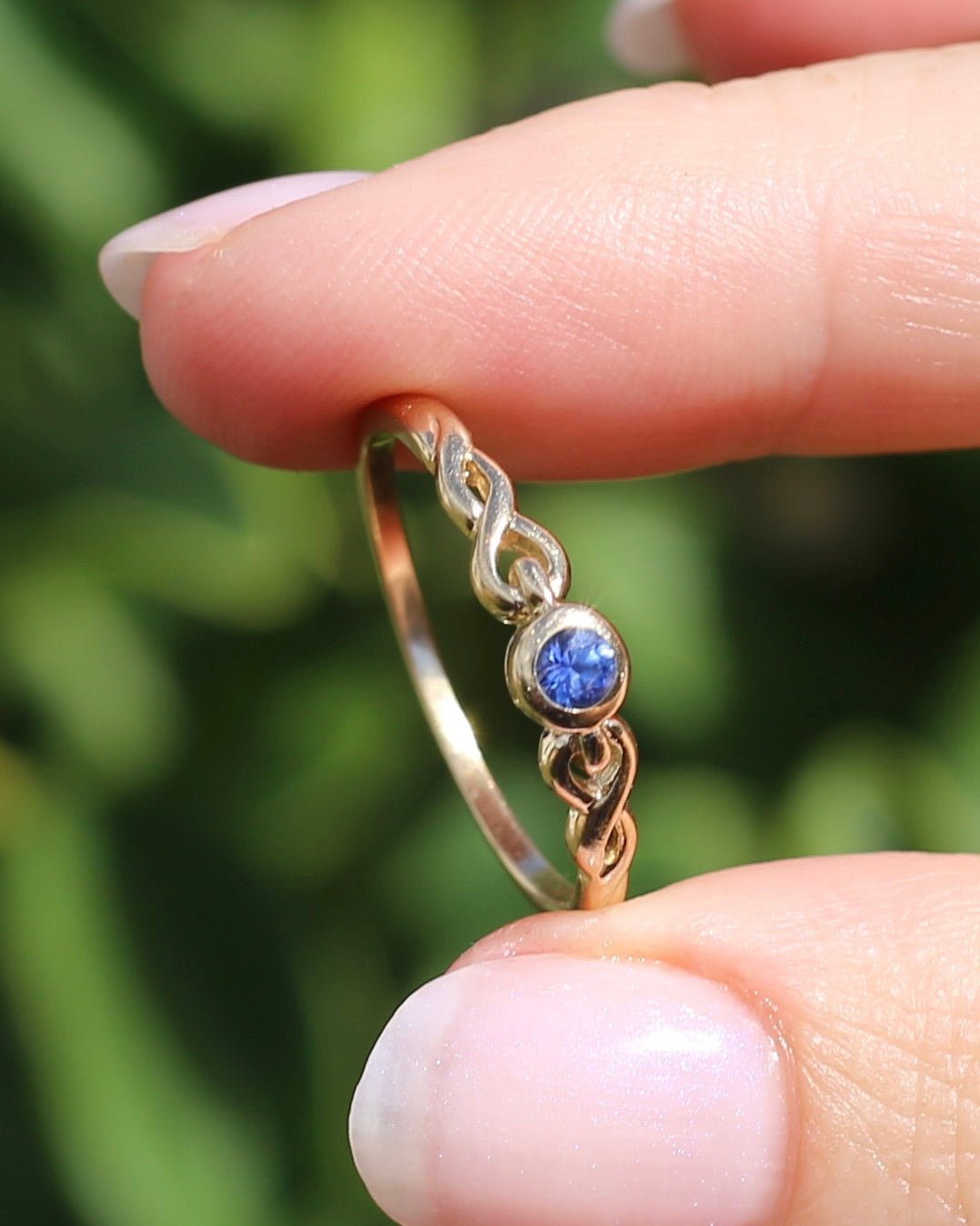 Bezel Set Bright Blue Sapphire Ring with Twisted Rope Shoulder Details, size 9.5 or just over S1/2, 1.76g