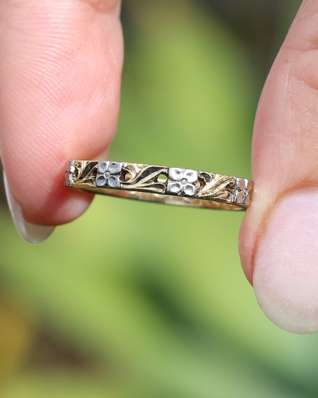 Pristine Vintage Mixed Metal Floral Wedder, 18ct Yellow and White Gold, size 8 or just over P1/2