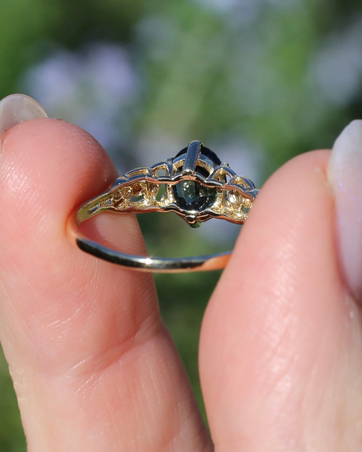 1.5ct Natural Australian Sapphire in 6 Claw Set Ring with Rope Detail Shoulders, 9ct Yellow Gold, size 8 or Q, 1.79g