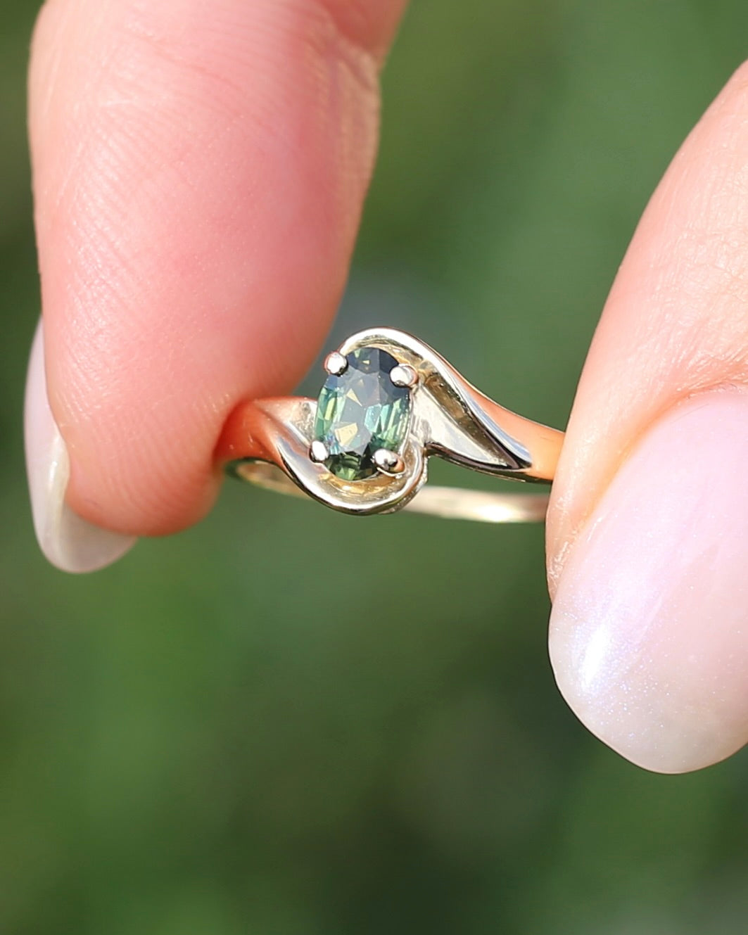 0.6ct Oval Green Australian Sapphire Ring, 10ct Yellow Gold, size N or 6.75, 1.56g
