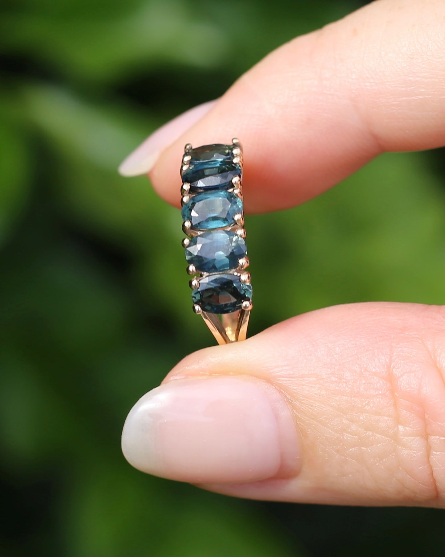 Vintage 3.25ct Five Stone Parti Sapphire Ring, 9ct Yellow Gold, size O1/2 or 7.5 with valuation, 3.05g