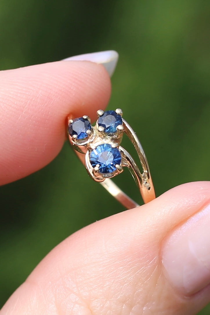 Asymetric Trilogy Blue Sapphire Ring, 9ct Yellow Gold, size K or 5.5, 2.1g