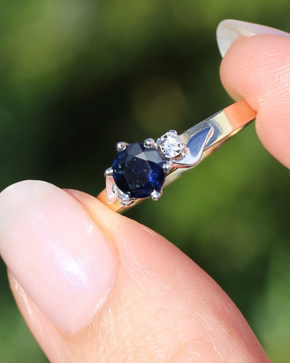 1ct Dark Blue Natural Sapphire with White Side Stones, 9ct Yellow and White Gold, size 9 or S, 2.23g