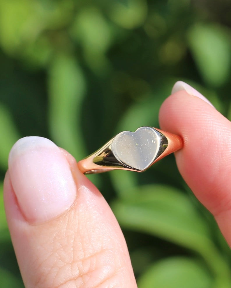 1973 Made Birmingham Heart Shaped Signet Ring, 9ct Yellow Gold, size R or 8.75, 2.91g