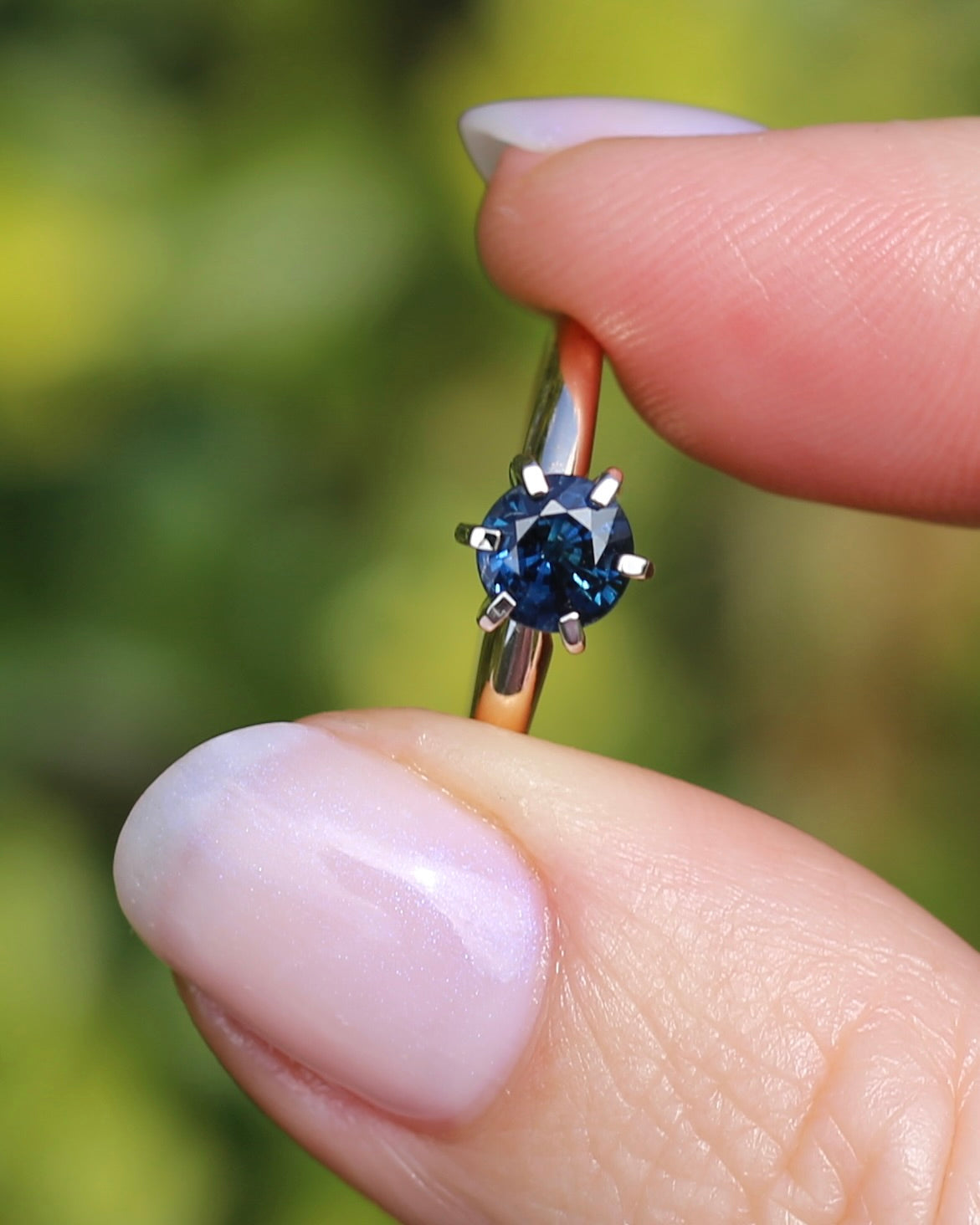 0.8ct Natural Teal Blue Sapphire in 14ct 6 Claw White Gold Setting on 14ct Yellow Gold Band, size N1/2 or just under 7, 2.51g
