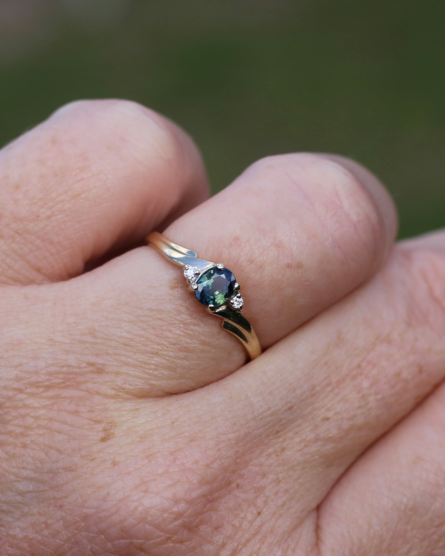 0.5ct Parti Sapphire with Diamond Side Stones, 9ct Yellow Gold, size O or 7.25, 1.48g