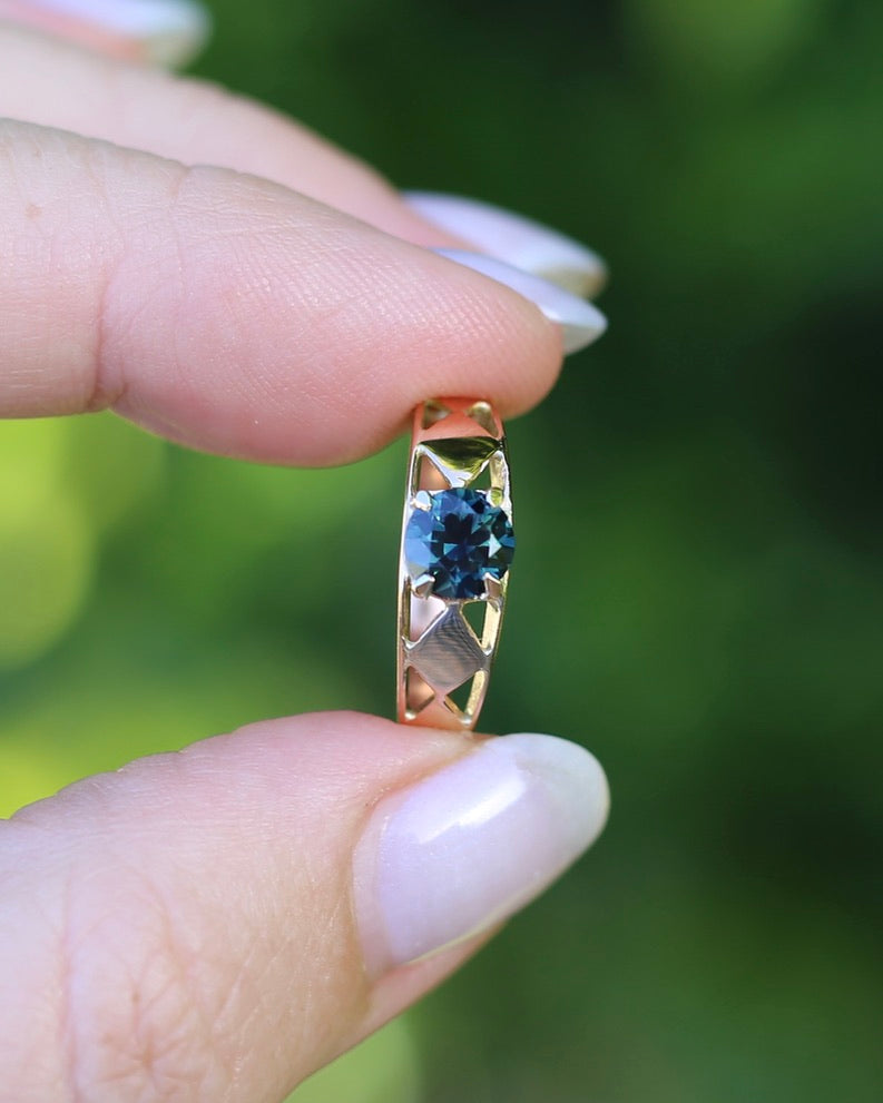 1ct Natural Teal Australian Sapphire in Hand Carved 14ct Rosey Gold Ring, size M or 6.25, 3.14g