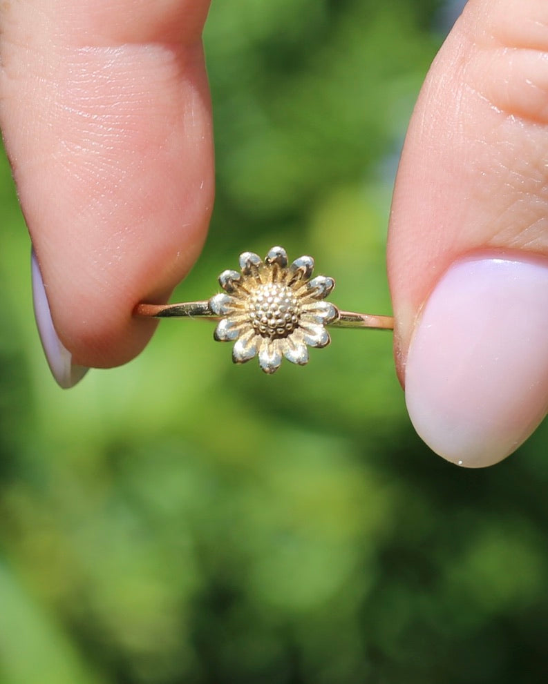 Dainty Sunflower Ring in 9ct Yellow Gold, size N1/2 or 7, 1.04g