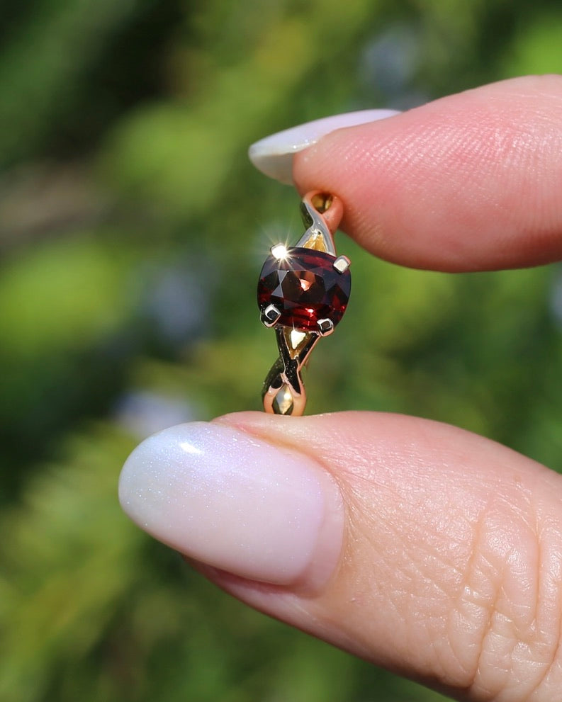 1.35ct Cushion Cut Deep Red Natural Spinel, 18ct Yellow Gold, size M1/2 or just under 6.5, 3.75g