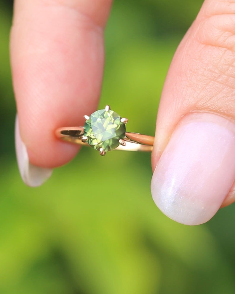 1.38ct Deep Yellowish Green Sapphire 6 Claw Ring, 14ct Yellow Gold, size 7 or just under O, 1.62g, with valuation