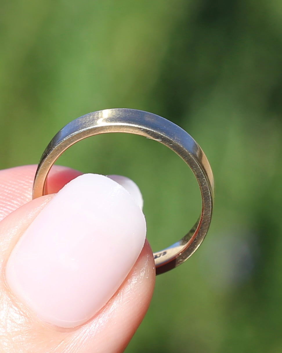 3.6mm Flat 9ct Wedder, 9ct Yellow Gold, size Q or just over 8, 3.63g