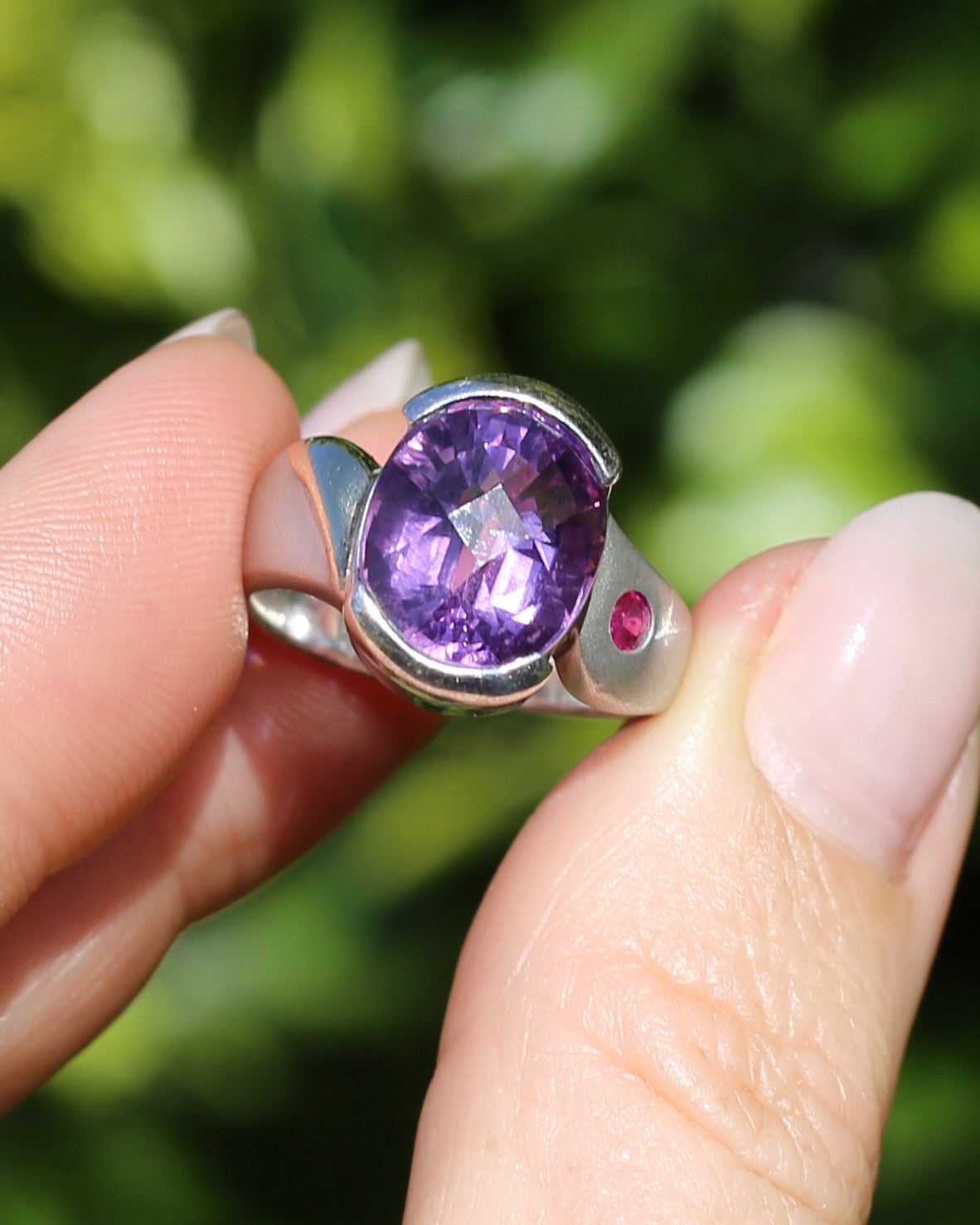 Harlequin Cut Oval Amethyst and Ruby Ring with Brushed Finish and Gold Plating Detail, 9.1g, size P1/2 or 8