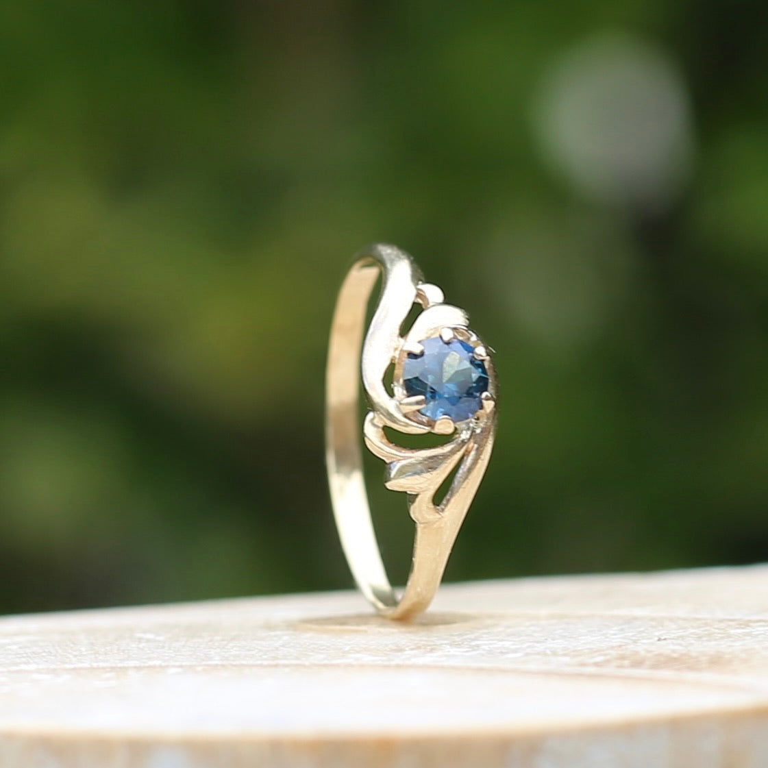 Peacock Parti Sapphire Ring, 9ct Yellow Gold, size 10 or U