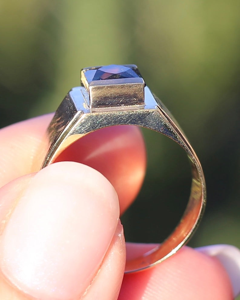 Circa 1950s 2.05ct Natural Unheated Parti Sapphire Signet Ring, 18ct Yellow Gold, size T1/2 or just under 10, 6.59g