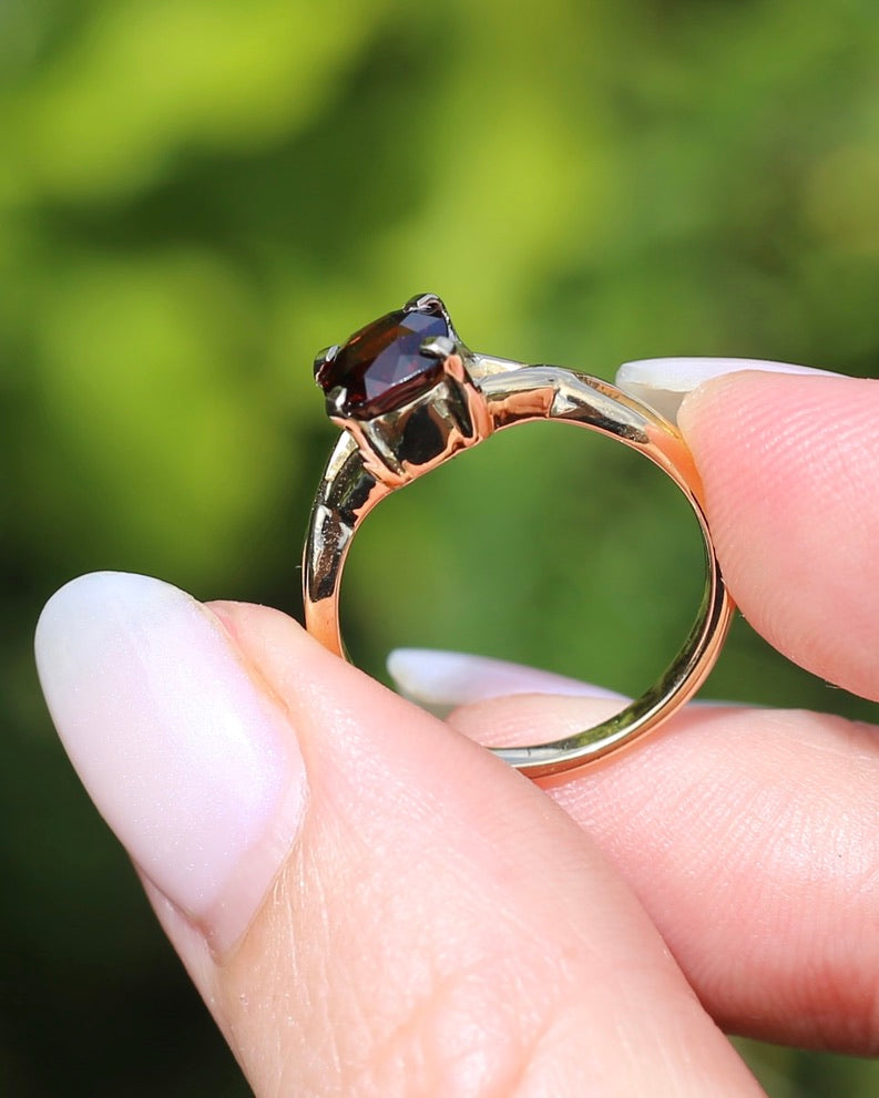 1.35ct Cushion Cut Deep Red Natural Spinel, 18ct Yellow Gold, size M1/2 or just under 6.5, 3.75g