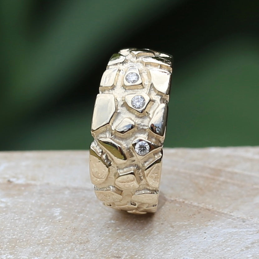 Mid Century Inspired Cobblestone and Diamond Ring, 9ct yellow gold, size R or just bigger than 8.5