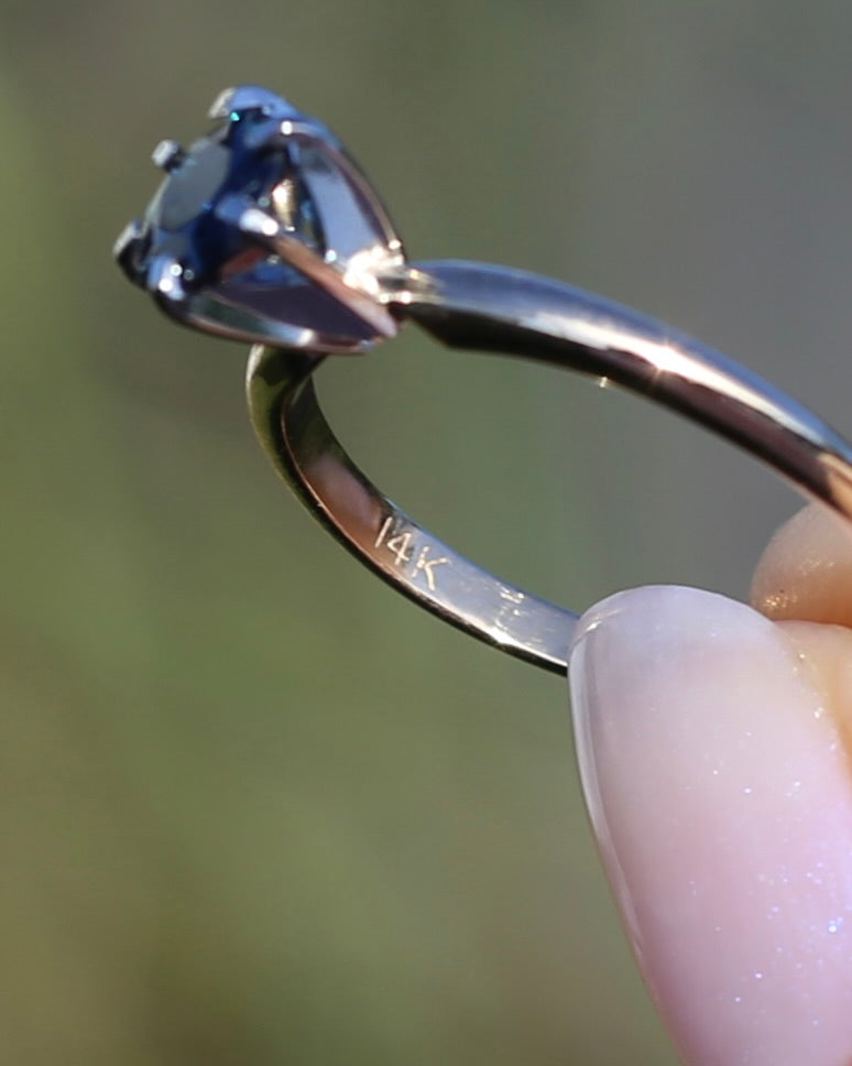 0.8ct Natural Teal Blue Sapphire in 14ct 6 Claw White Gold Setting on 14ct Yellow Gold Band, size N1/2 or just under 7, 2.51g