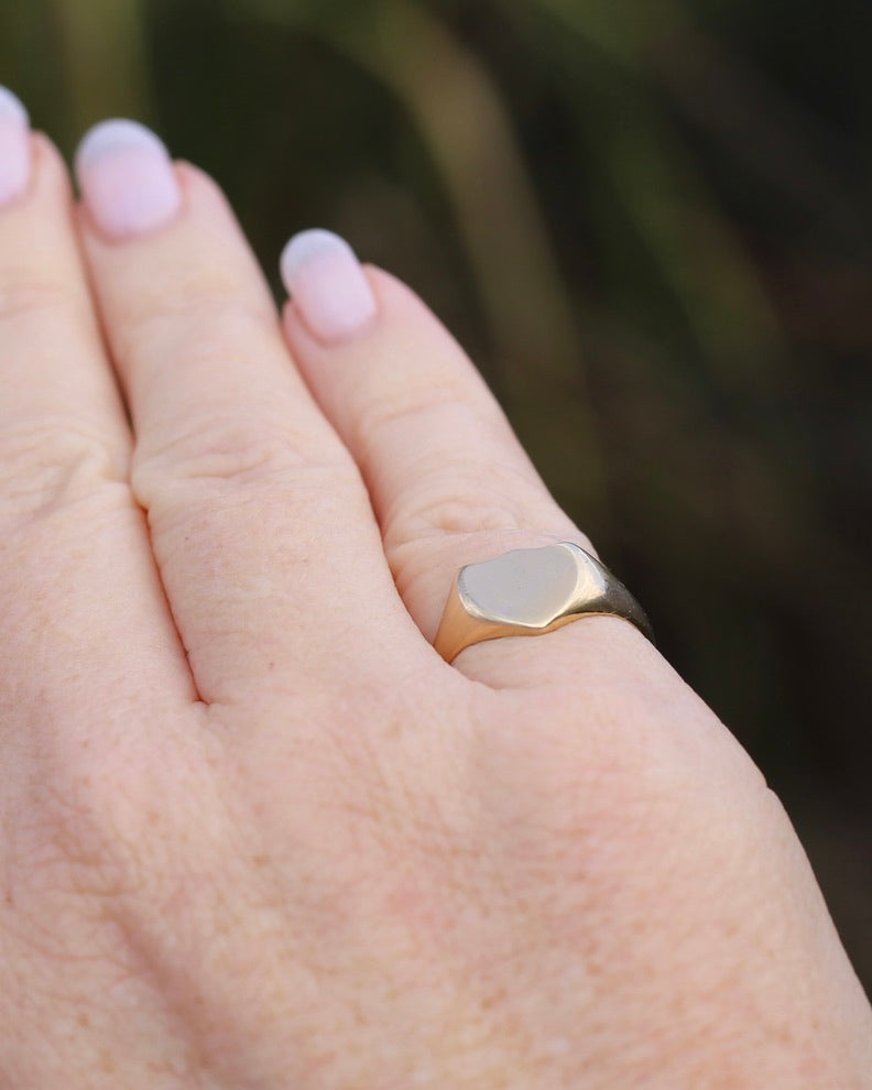 Vintique 15ct Shield Signet Ring, size L1/2 or just over 6, might feel half a size smaller due to width, 3.47g