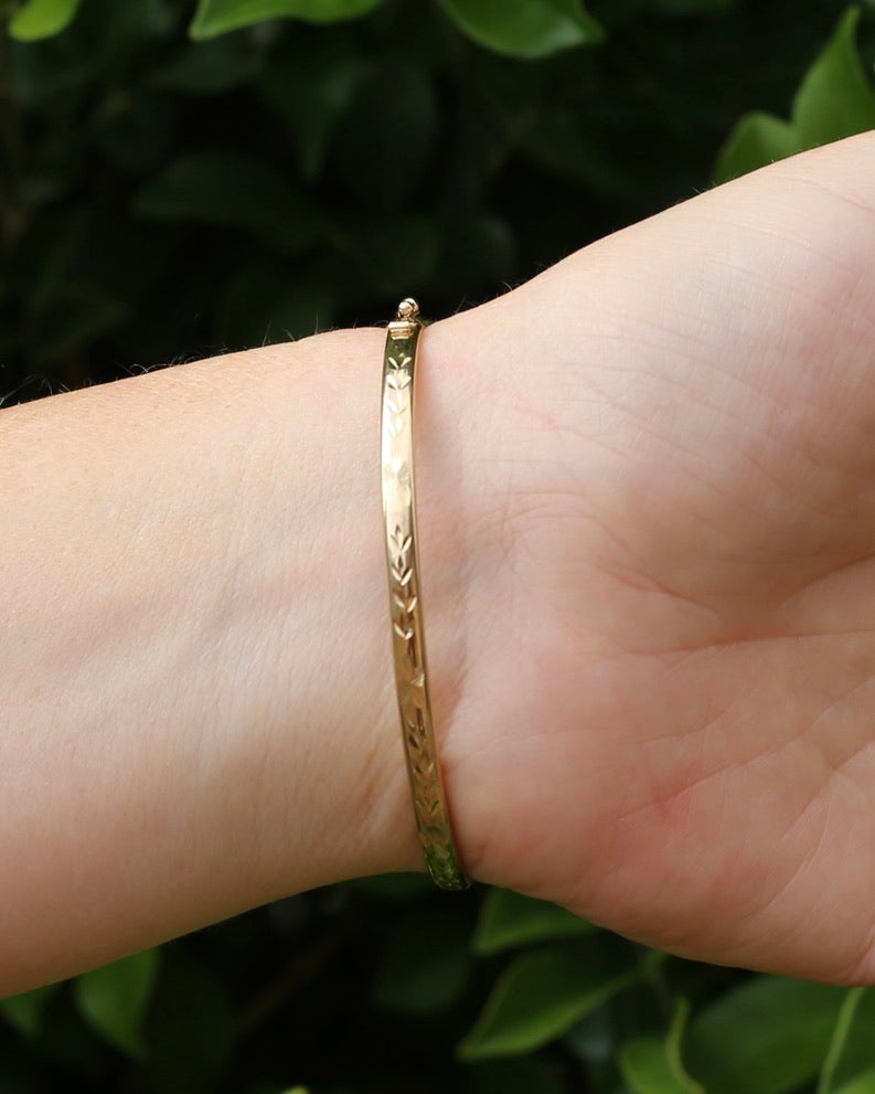 Decorative Engraved Oval 9ct Coil Bangle with Safety Clasp, British Made, 9ct Yellow Gold,4.41g