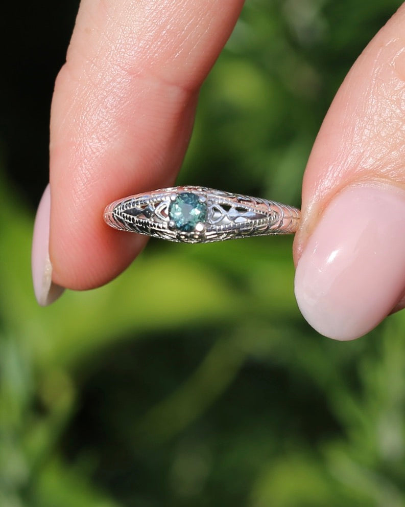 0.4ct Parti Sapphire Solitaire, Silver Filigree Ring, size N1/2 or 7, 2.6g