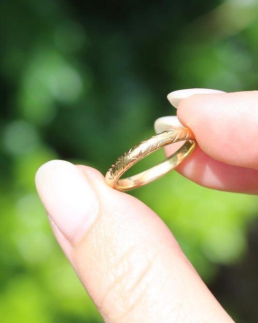 Antique 18ct Old Rosey Gold Wedder with Angular Engravings, size N1/2 or just under 7