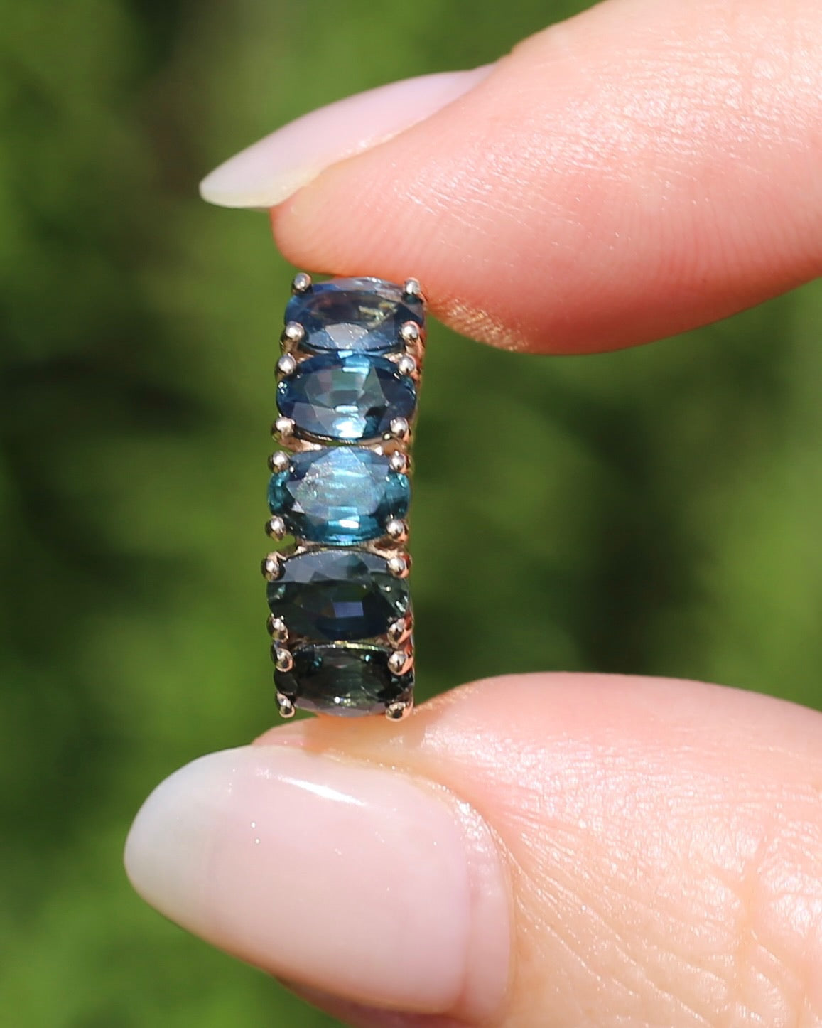 Vintage 3.25ct Five Stone Parti Sapphire Ring, 9ct Yellow Gold, size O1/2 or 7.5 with valuation, 3.05g