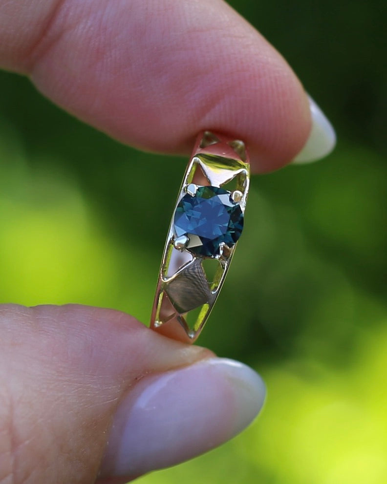1ct Natural Teal Australian Sapphire in Hand Carved 14ct Rosey Gold Ring, size M or 6.25, 3.14g