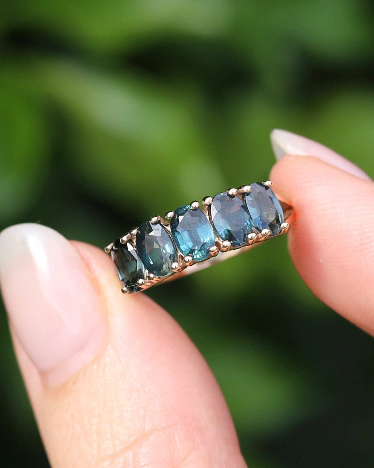 Vintage 3.25ct Five Stone Parti Sapphire Ring, 9ct Yellow Gold, size O1/2 or 7.5 with valuation, 3.05g