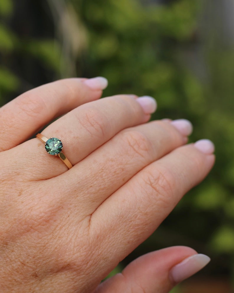 1.36ct Teal Parti Sapphire in Vintage 6 Claw 14ct Yellow Gold Ring, size O or 7.25, 1.96g, with valuation