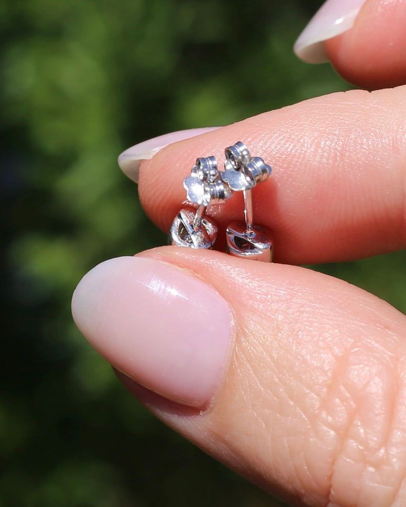 Cushion Shaped Illusion Set Round Cut Natural Diamonds, 9ct and 10ct White Gold, 1.05g