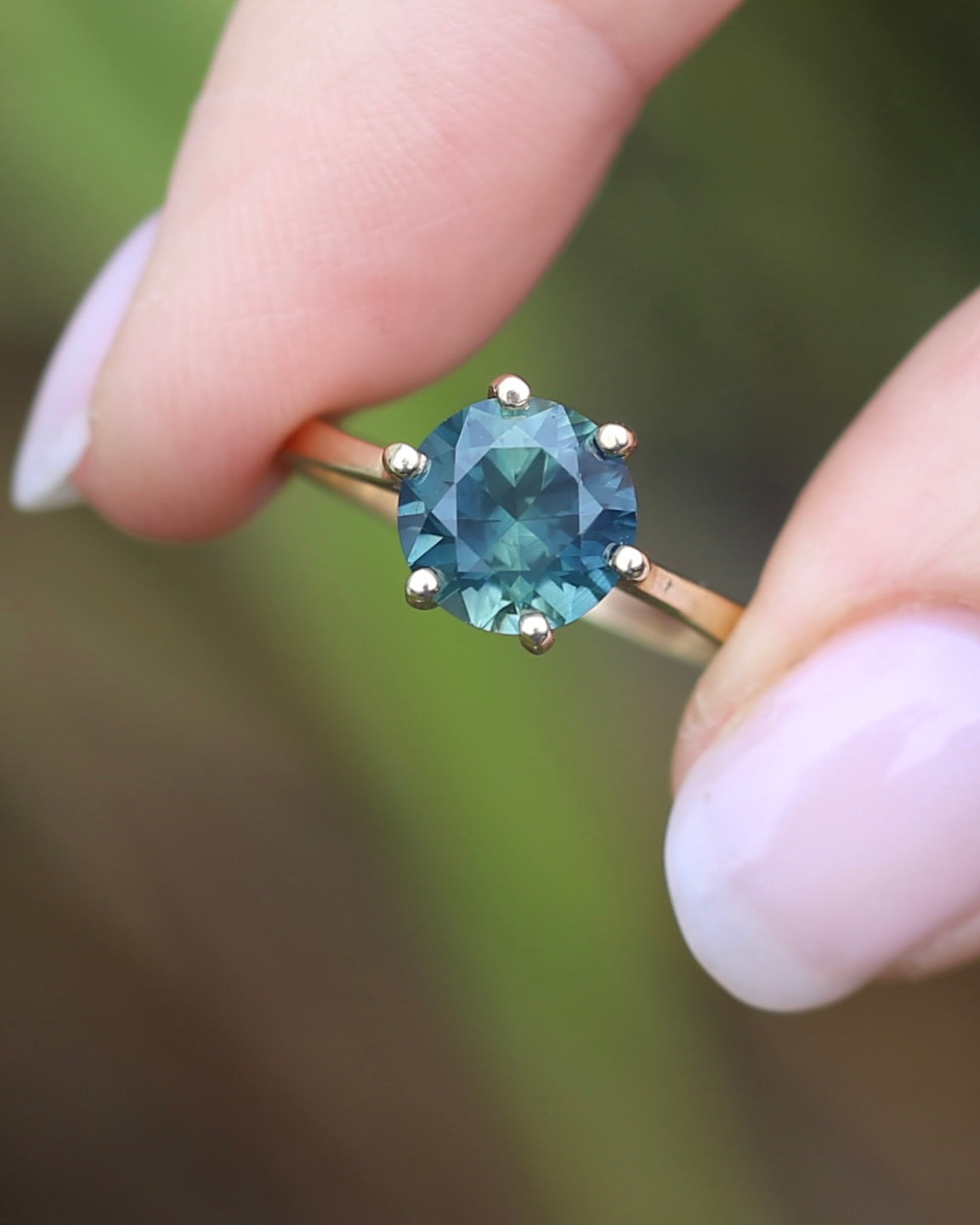 2.95ct Unheated Parti Sapphire Solitaire, 9ct Yellow Gold, size O or 7.5, 3.05g
