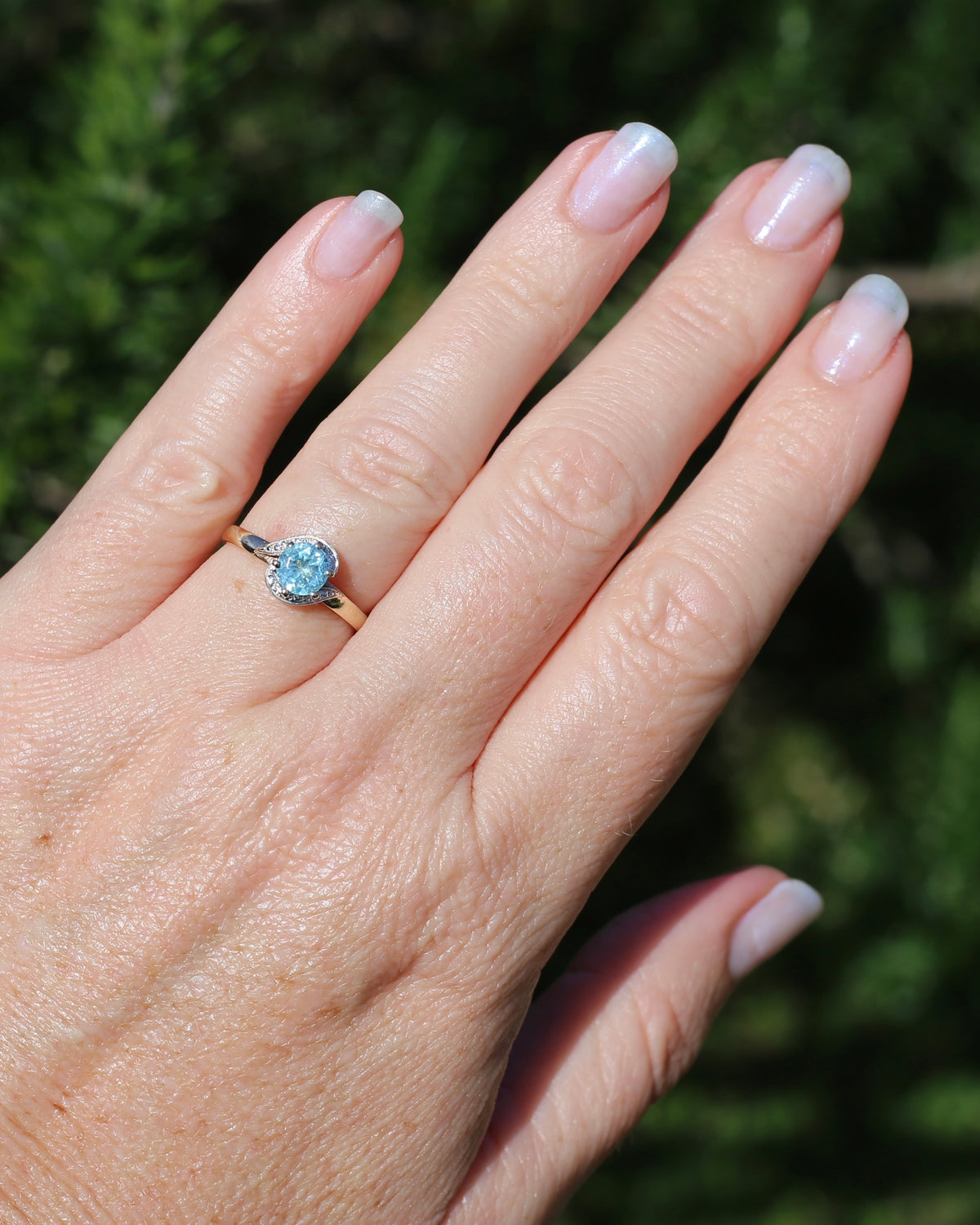 0.85ct Apatite Solitaire in Mixed Metal Solitaire, 9ct Yellow and White Gold, size 7.5 or just over O1/2, 2.1g