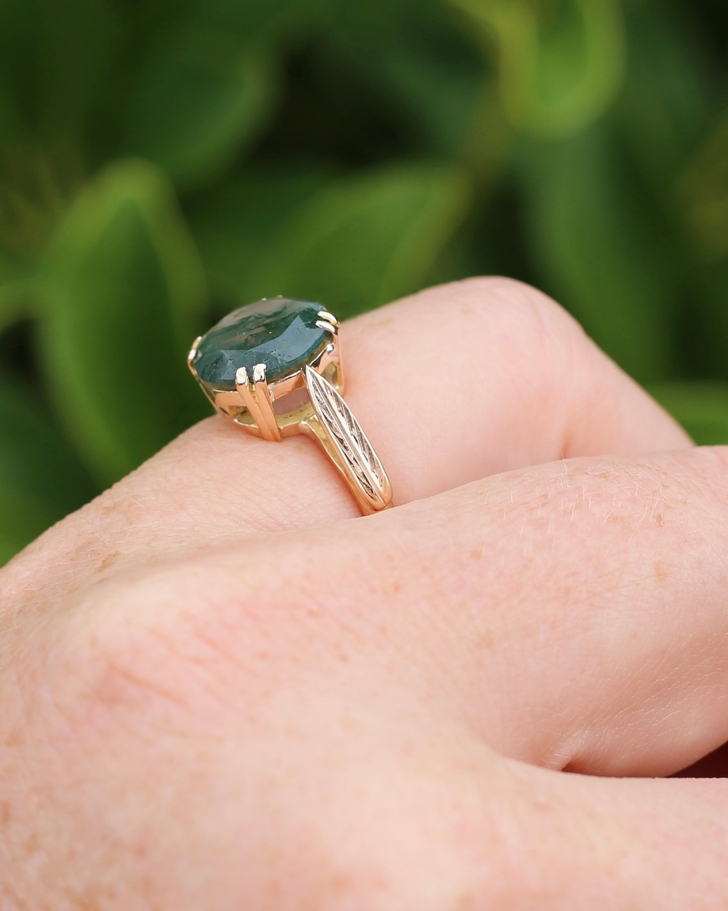 3ct Round Moss Agate Double Claw Set Ring, 9ct Yellow Gold, size N or 6.75, 4.11g