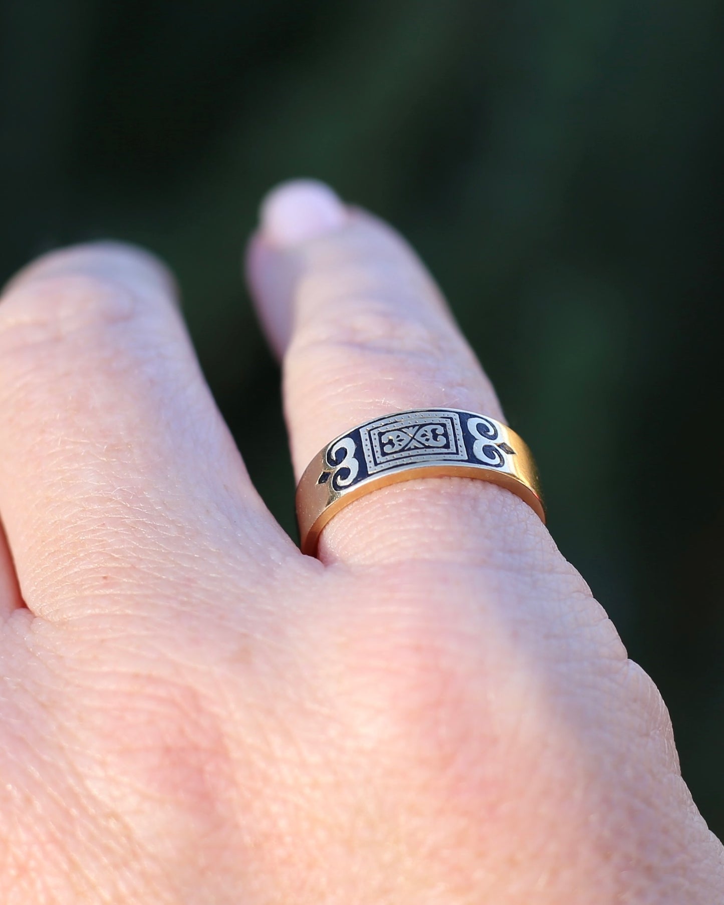 Antique Early Australian J. M. Wendt Enamel Set Band, 18ct Yellow Gold, size N or just over 6.5 (fits more like an M-M1/2 due to width)