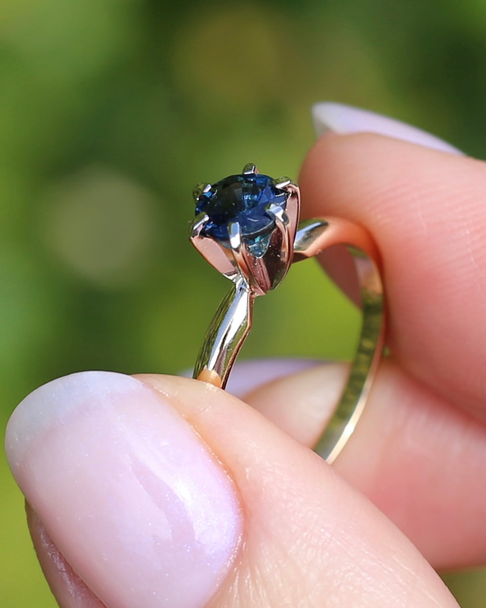 0.8ct Natural Teal Blue Sapphire in 14ct 6 Claw White Gold Setting on 14ct Yellow Gold Band, size N1/2 or just under 7, 2.51g