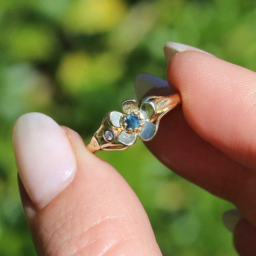 Unique Parti Sapphire and Diamond Flower Ring, 18ct Yellow Gold, size N or just over 6.5