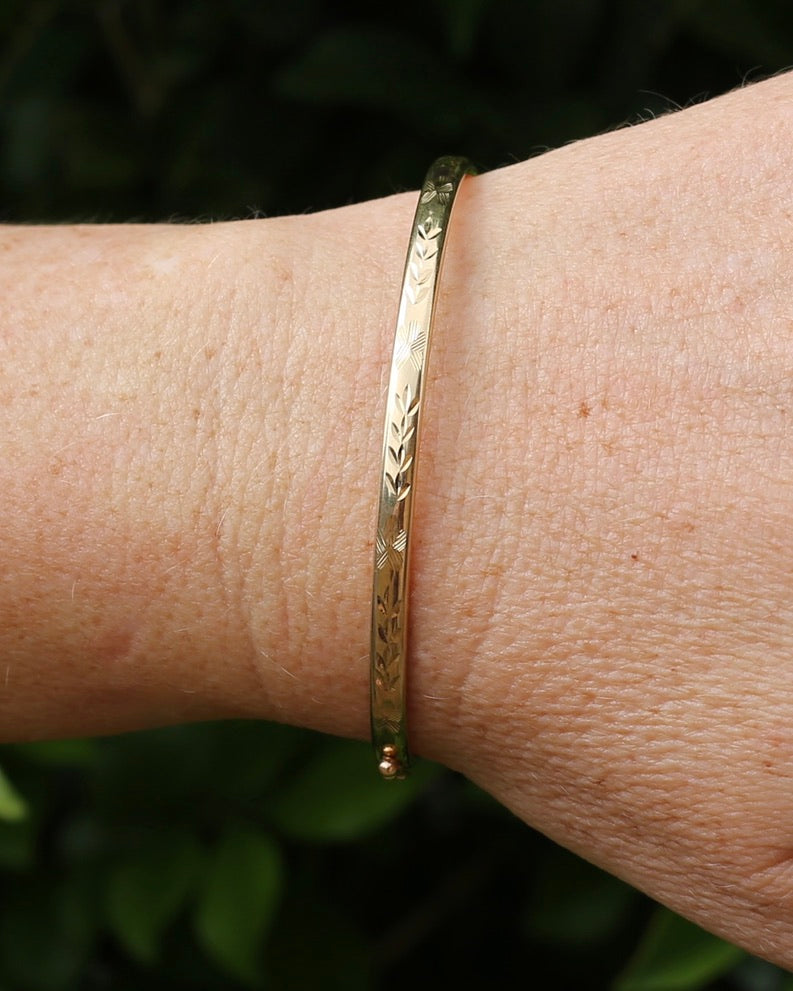 Decorative Engraved Oval 9ct Coil Bangle with Safety Clasp, British Made, 9ct Yellow Gold,4.41g