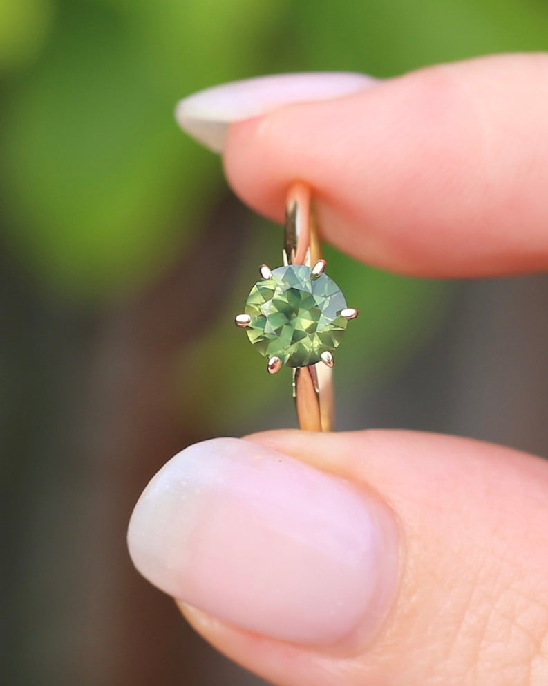 1.38ct Deep Yellowish Green Sapphire 6 Claw Ring, 14ct Yellow Gold, size 7 or just under O, 1.62g, with valuation