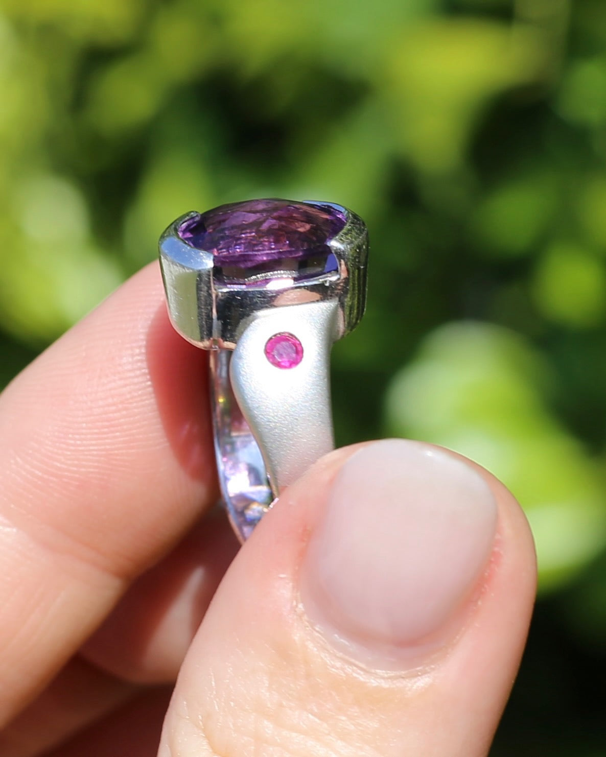 Harlequin Cut Oval Amethyst and Ruby Ring with Brushed Finish and Gold Plating Detail, 9.1g, size P1/2 or 8