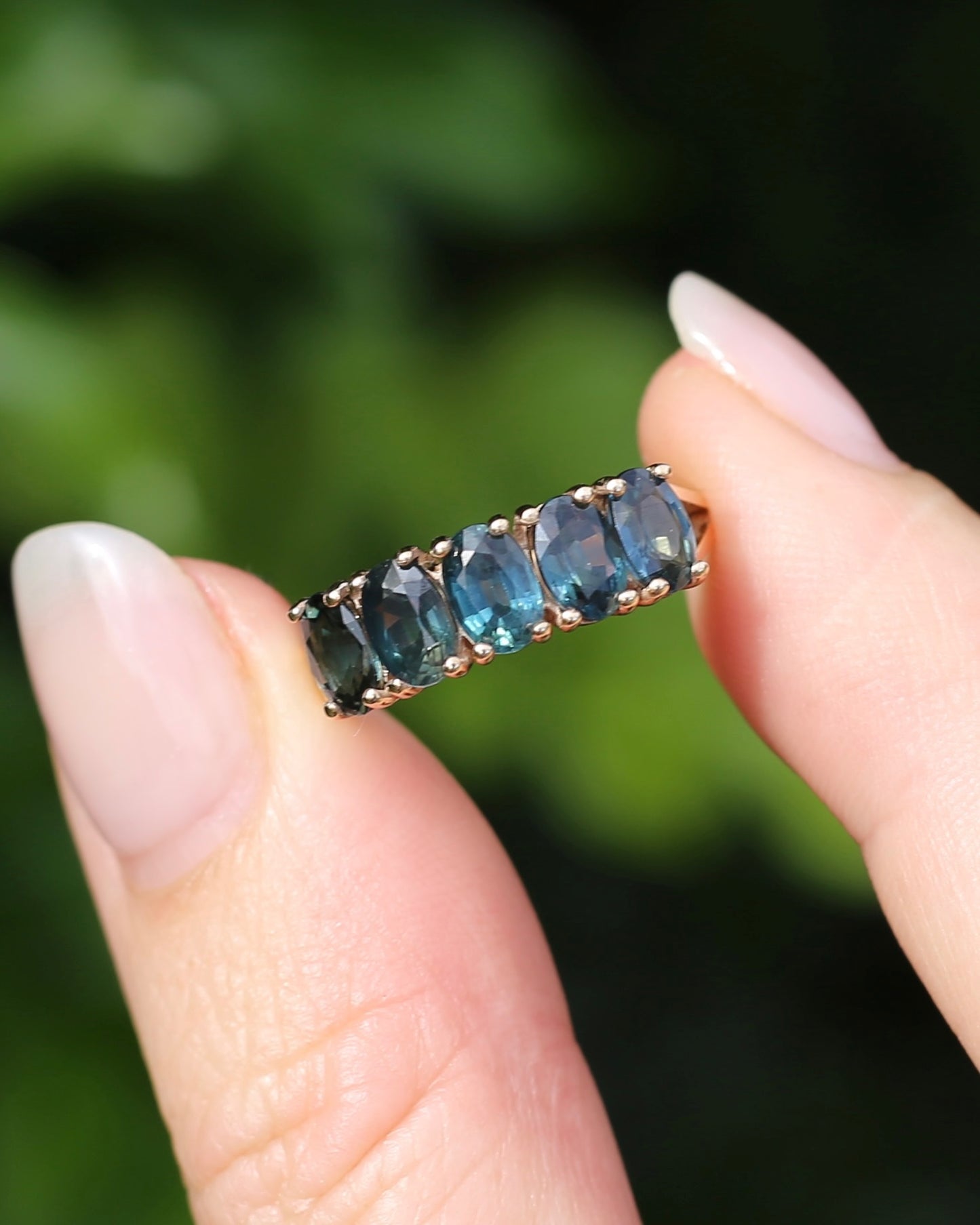 Vintage 3.25ct Five Stone Parti Sapphire Ring, 9ct Yellow Gold, size O1/2 or 7.5 with valuation, 3.05g