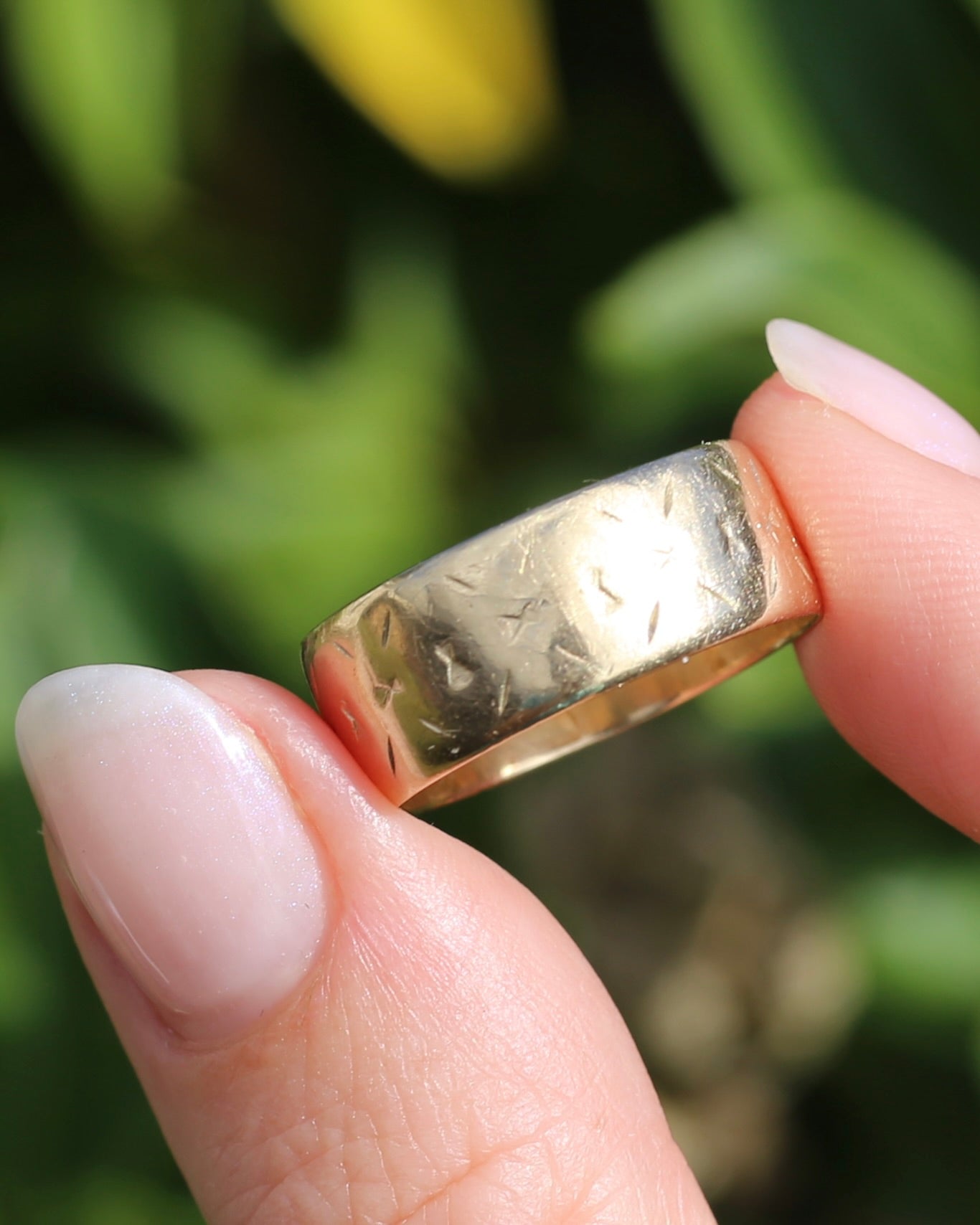 1977 London Made Wide Band with Diamond Cut Pattern, 9ct Yellow Gold, size W or 11 (fits more like a U-U1/2 due to width, 4.75g