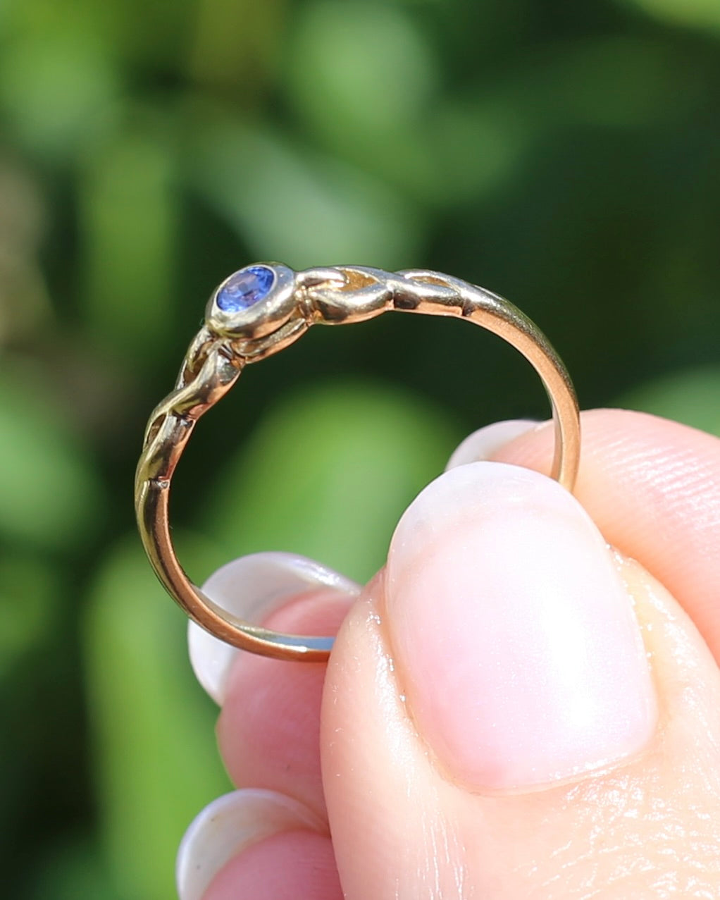 Bezel Set Bright Blue Sapphire Ring with Twisted Rope Shoulder Details, size 9.5 or just over S1/2, 1.76g
