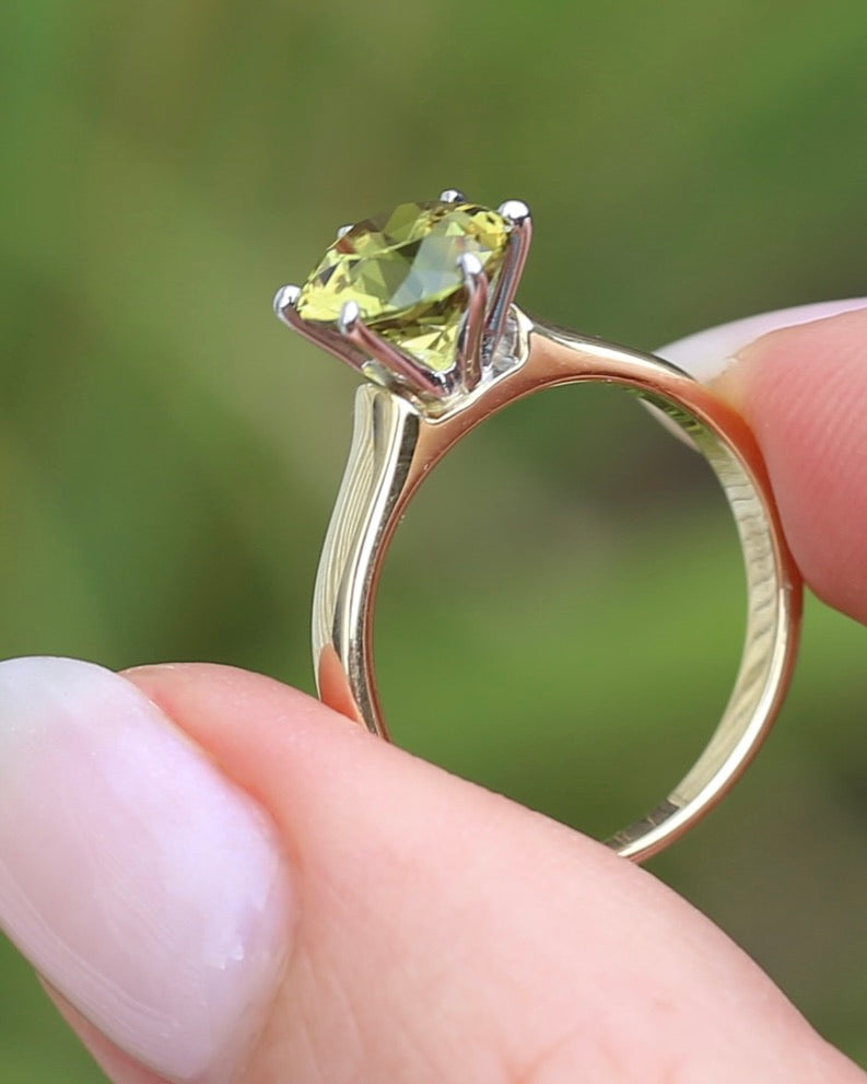 Breathtaking 2.59ct Natural Greenish Yellow Sapphire in Vintage 6 claw Mixed Metal 14ct Gold, 14ct White and Yellow Gold, size O or just over 7, 3.61g, with valuation