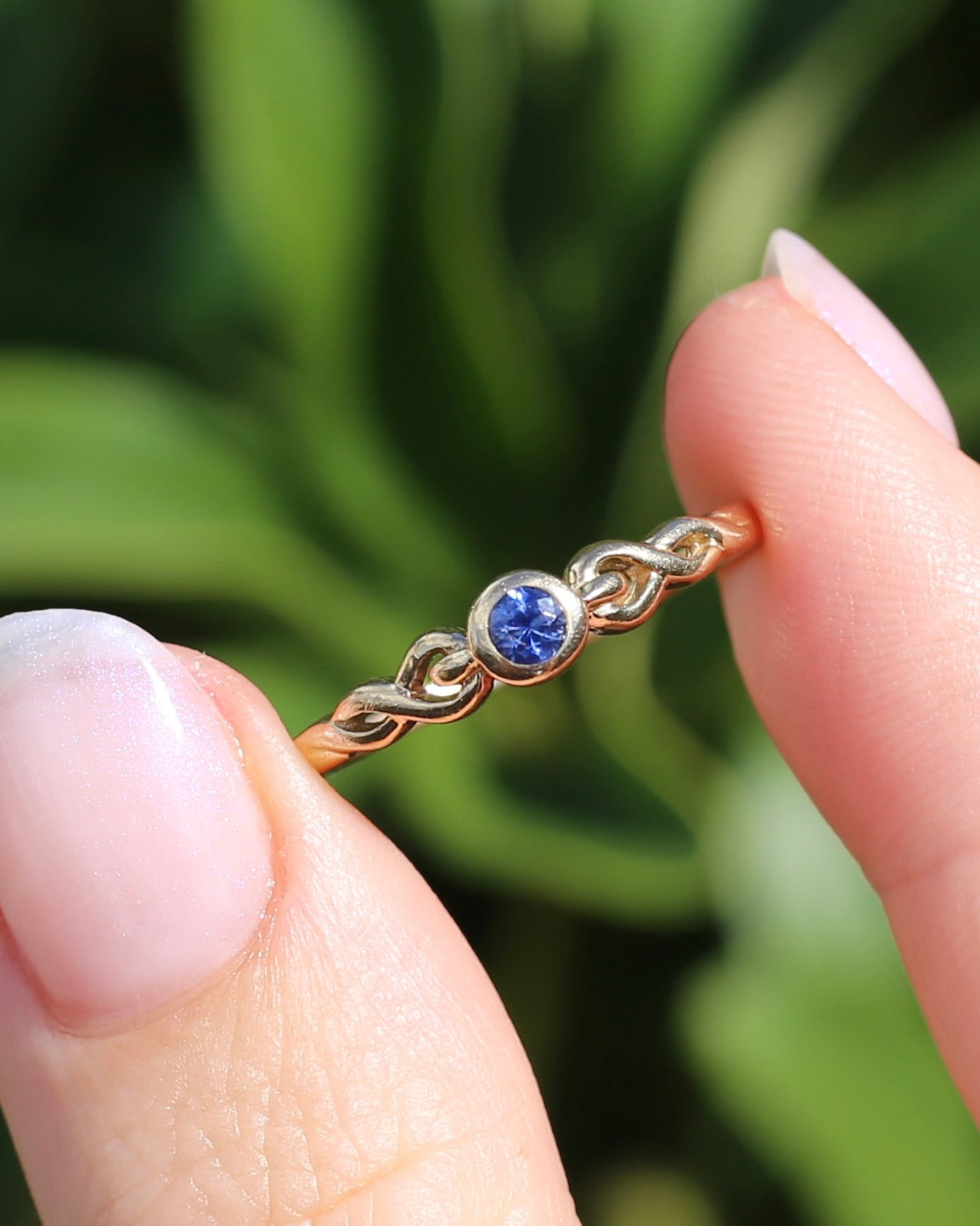 Bezel Set Bright Blue Sapphire Ring with Twisted Rope Shoulder Details, size 9.5 or just over S1/2, 1.76g