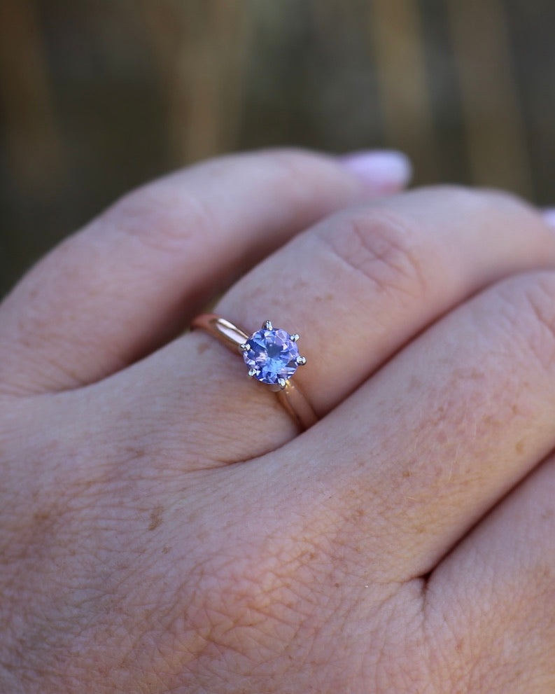 1ct Natural Tanzanite 6 Claw Ring, 10ct Rose and White Gold, size N1/2 or just under 7, 2.49g