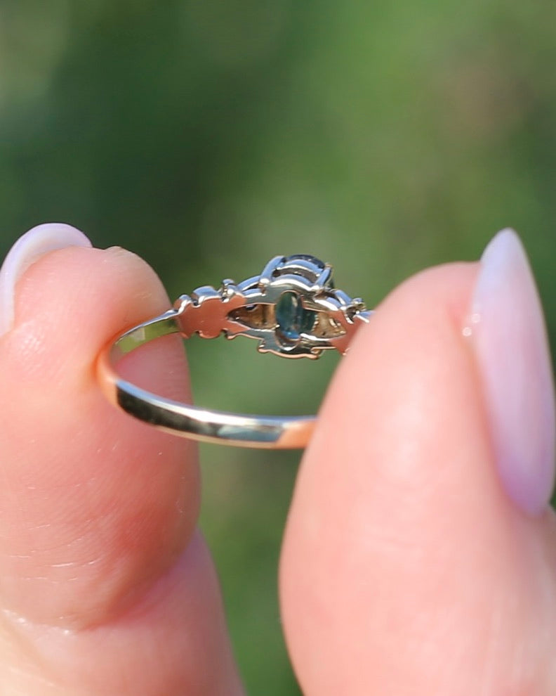 0.5ct Natural Green Parti Sapphire with Diamond Set Heart & Leaf Shoulders, 9ct Yellow Gold, size O1/2 or 7.5, 1.44g