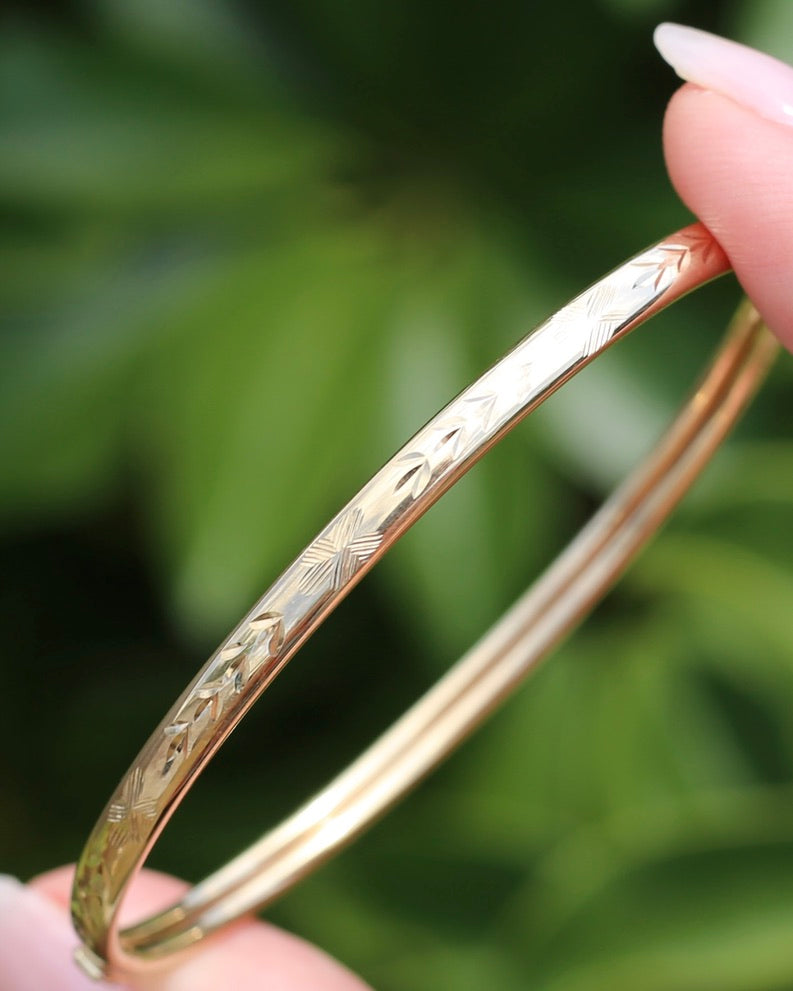 Decorative Engraved Oval 9ct Coil Bangle with Safety Clasp, British Made, 9ct Yellow Gold,4.41g